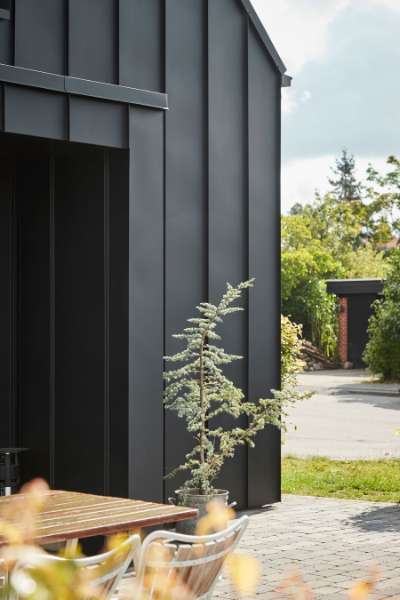 Red-brick house from the 1970s “repackaged” in steel profiles, Bakkelyparken 37, 8680 Ry